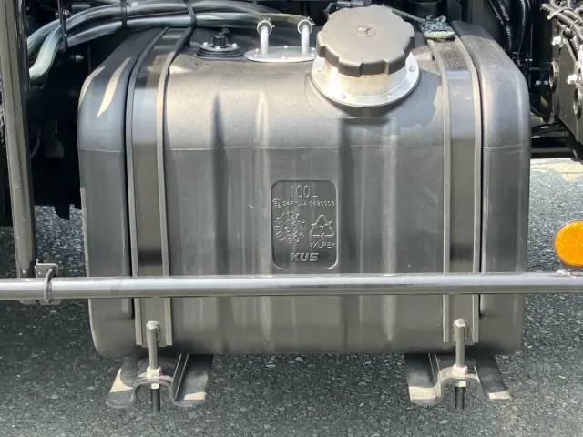 燃料タンクは100L 樹脂製です。|三菱 ファイター 2KG-FK72F(2WD)の写真17