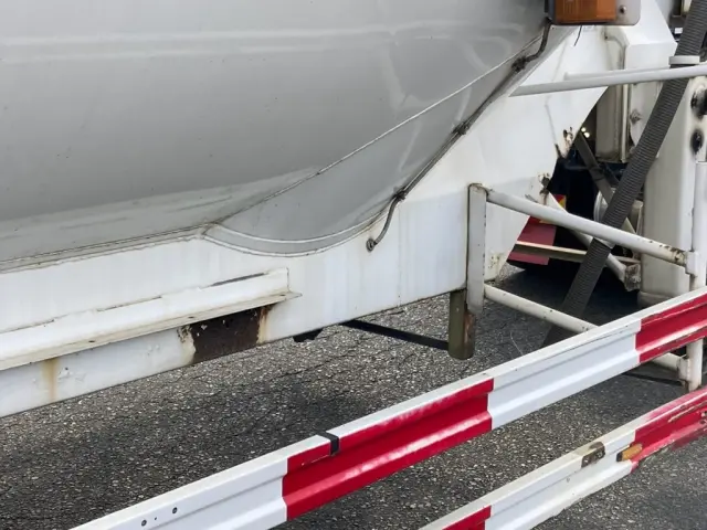運転席側メインフレーム中央に腐食穴あき箇所があります。|極東 極東 KA2462Aの写真24