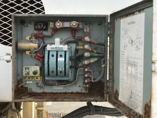 電動補助脚の操作スイッチです。|極東 極東 KA2462Aの写真41