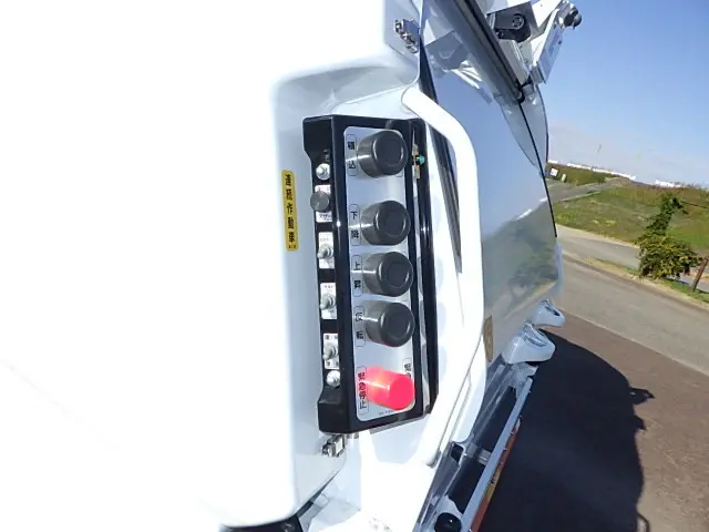 三菱 キャンター 2PG-FEB90(2WD)の写真14
