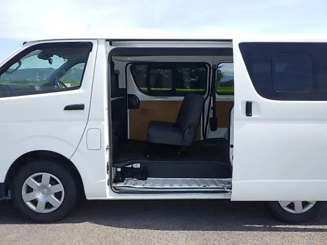 トヨタ レジアスエース QDP-GDH201V(2WD)の写真9