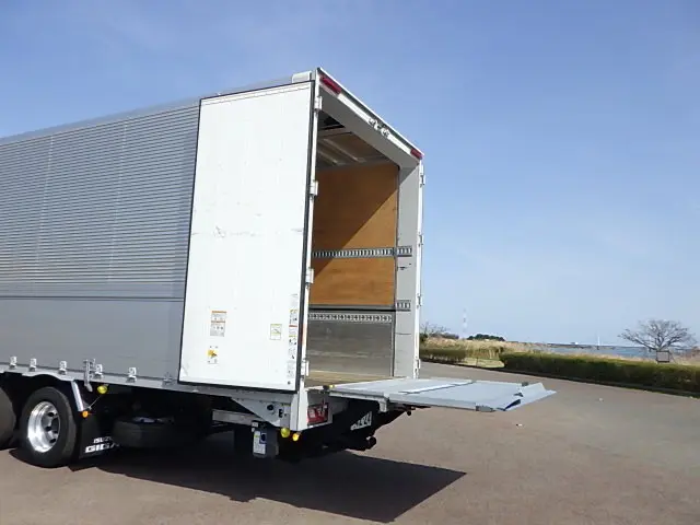 いすゞ ギガ 2KG-CYJ77C(8x4)の写真11