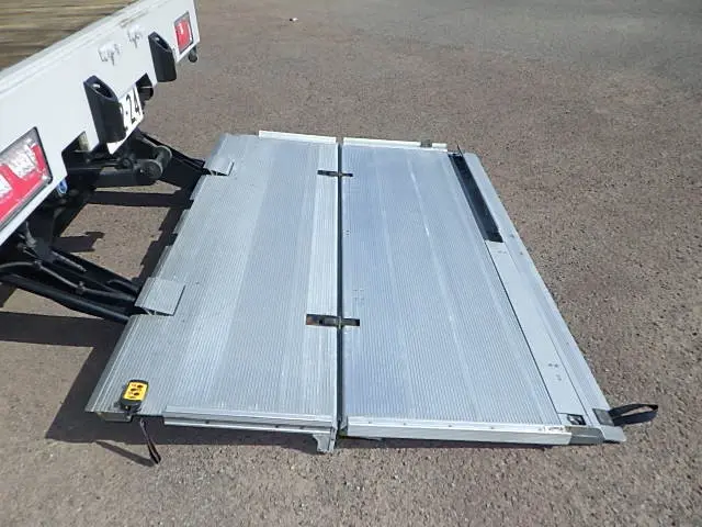 いすゞ ギガ 2KG-CYJ77C(8x4)の写真12