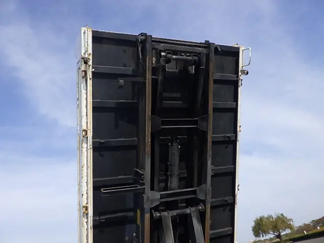 いすゞ エルフ BDG-NKR85AN(2WD)の写真16