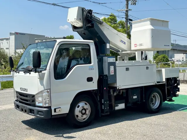 いすゞ エルフ 2RG-NKR88AN(2WD)の写真1