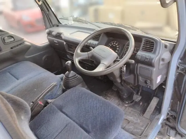 いすゞ エルフ KC-NKR71ER(2WD)の写真15