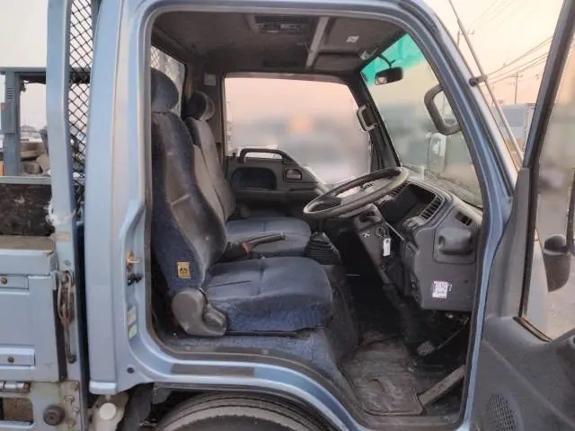 いすゞ エルフ KC-NKR71ER(2WD)の写真16