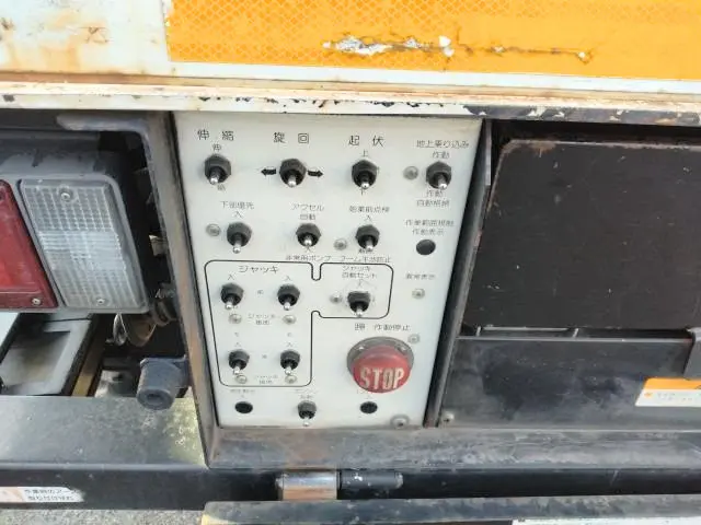 いすゞ エルフ BKG-NKR85AN(2WD)の写真30