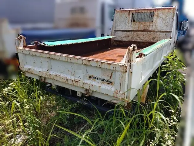 いすゞ エルフ PB-NKR81AN(2WD)の写真4