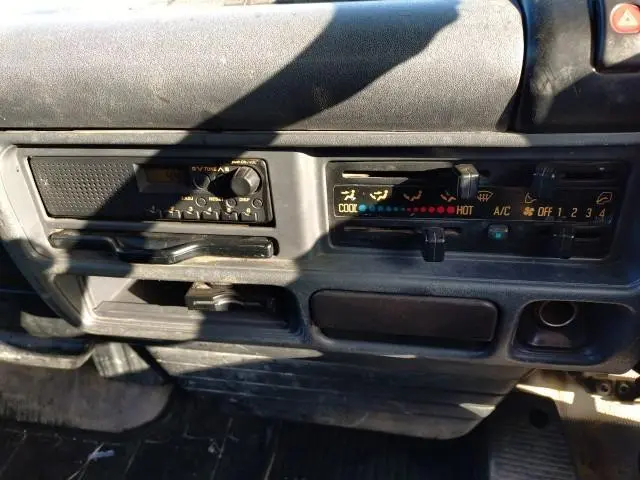 いすゞ エルフ PB-NKR81AN(2WD)の写真7