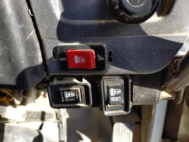 いすゞ エルフ PB-NKR81AN(2WD)の写真8