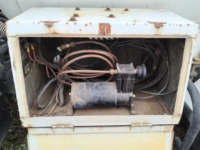 いすゞ エルフ BKG-NKR85AN(2WD)の写真16