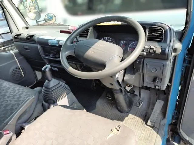 いすゞ エルフ PB-NKR81AN(2WD)の写真16