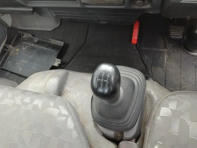 いすゞ エルフ PB-NKR81AN(2WD)の写真11