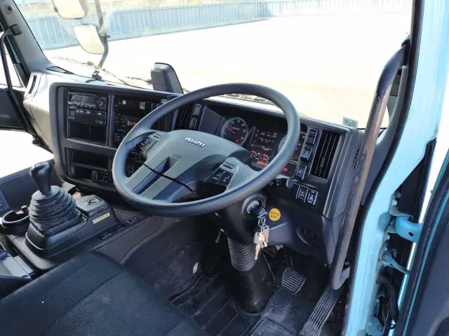 いすゞ ギガ 2PG-CYJ77CA(2WD)の写真15