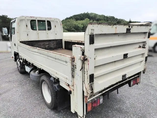 いすゞ エルフ BKG-NKR85A(2WD)の写真5