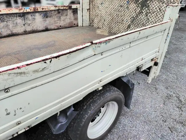 いすゞ エルフ BKG-NKR85A(2WD)の写真19