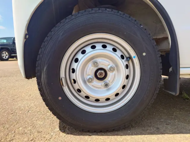 スタッドレスタイヤ装着|スズキ エブリイ HBD-DA17V(4WD)の写真9