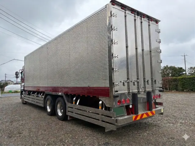 いすゞ ギガ QPG-CYL77BA(6x2)の写真5