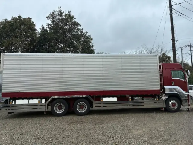 いすゞ ギガ QPG-CYL77BA(6x2)の写真8