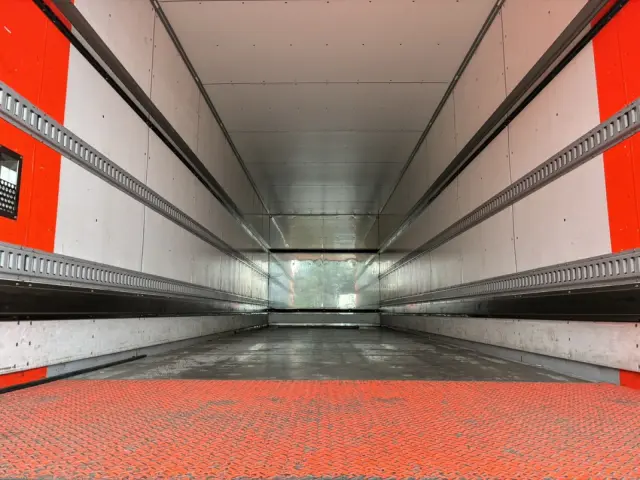 いすゞ ギガ QPG-CYL77BA(6x2)の写真9