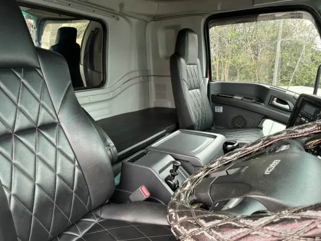 いすゞ ギガ QPG-CYL77BA(6x2)の写真13