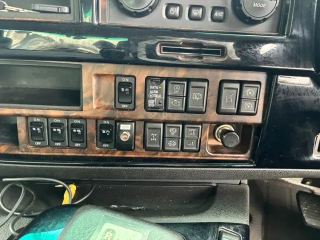 いすゞ ギガ QPG-CYL77BA(6x2)の写真17