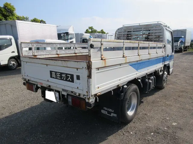 いすゞエルフ　PB-NKR81A のリア・アクスルホーシングAssy1本　即決35，000円で。　2本あります。 いすゞ エルフ 小型 平ボディ PB-NKR81A (2646)｜中古トラックの