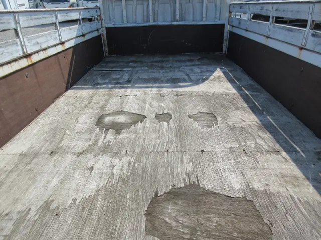 いすゞ エルフ PB-NKR81A(2WD)の写真3