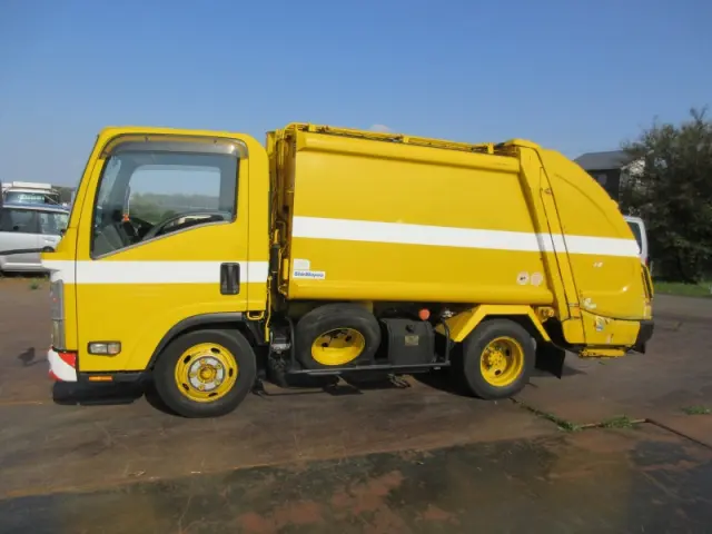 いすゞ エルフ BKG-NMR85AN(2WD)の写真9