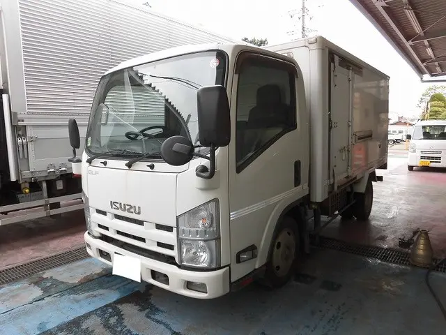 いすゞ エルフ BKG-NLR85N(2WD)の写真1