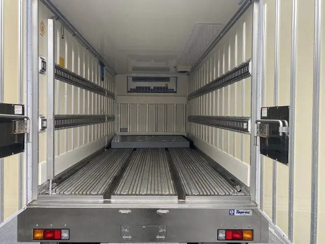 三菱 キャンター 2PG-FEB50(2WD)の写真3