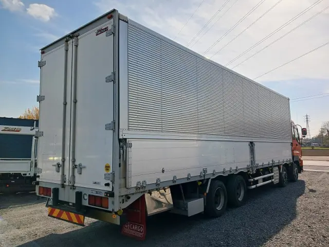 いすゞ ギガ QKG-CYJ77A(8x4)の写真2