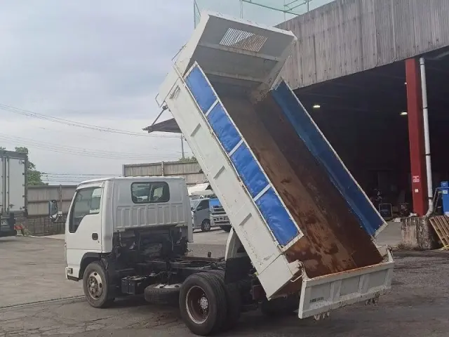 いすゞ エルフ BKG-NKR85AD(2WD)の写真10
