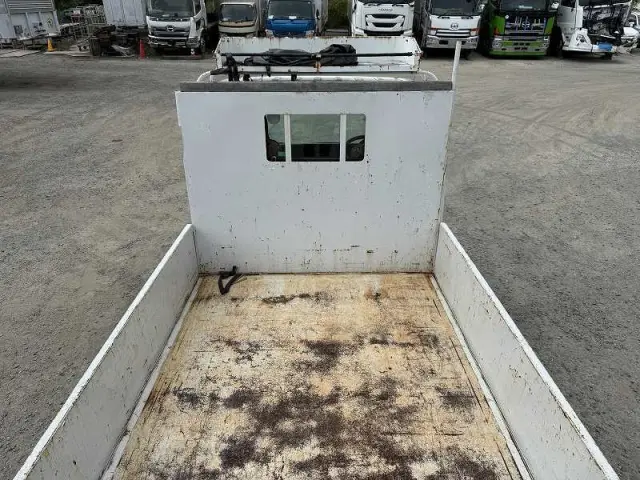 いすゞ エルフ BKG-NKR85A(2WD)の写真9