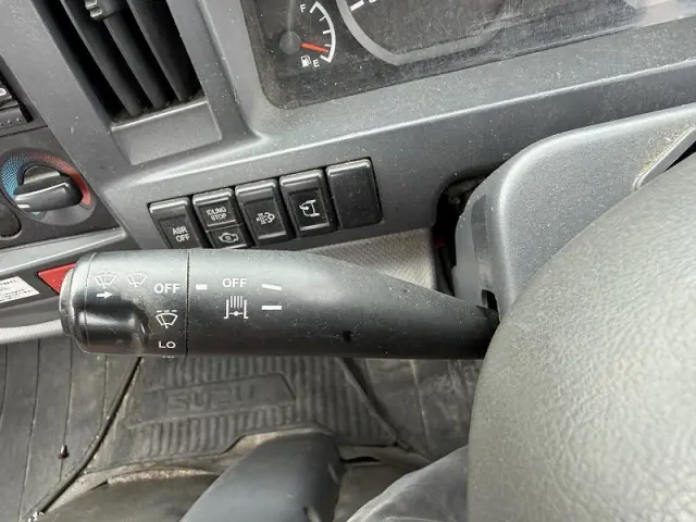 いすゞ エルフ BKG-NKR85A(2WD)の写真16