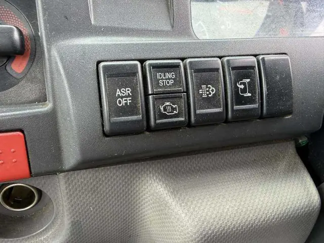 いすゞ エルフ BKG-NKR85A(2WD)の写真17