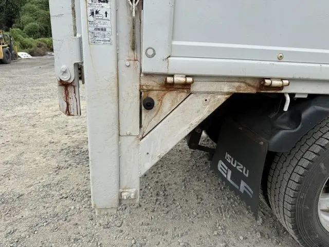 いすゞ エルフ BKG-NKR85A(2WD)の写真37