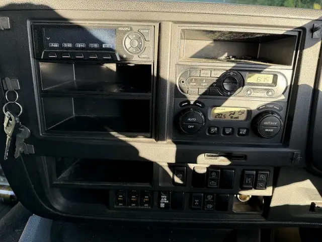 いすゞ ギガ QKG-CYJ77Bの写真14