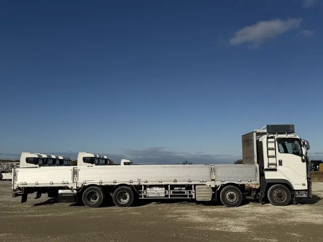 いすゞ ギガ QKG-CYJ77Bの写真4