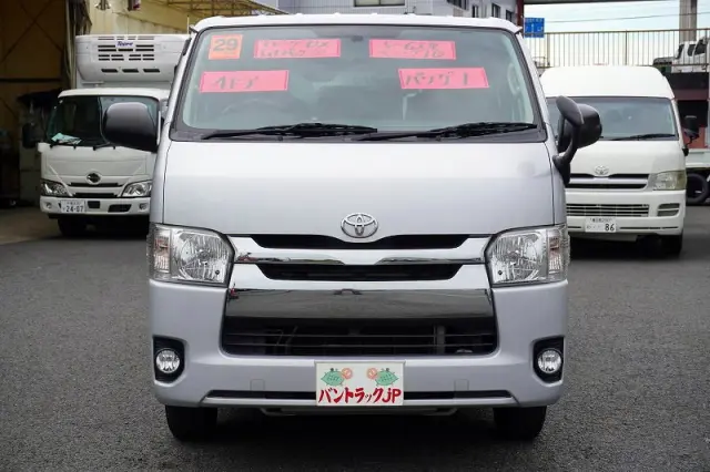トヨタ ハイエースバン CBF-TRH200V(2WD)の写真2