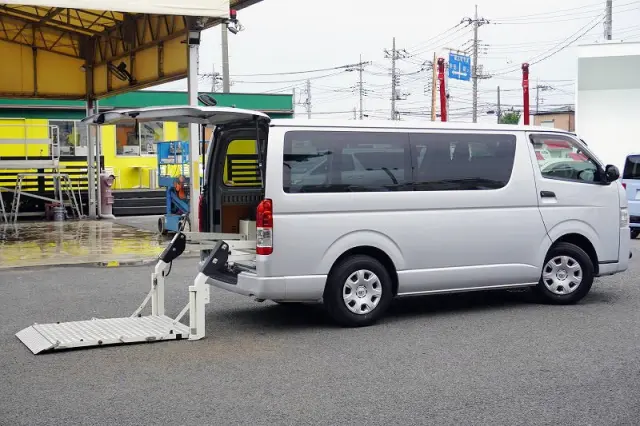 トヨタ ハイエースバン CBF-TRH200V(2WD)の写真9