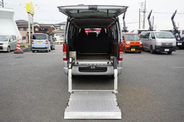 トヨタ ハイエースバン CBF-TRH200V(2WD)の写真15