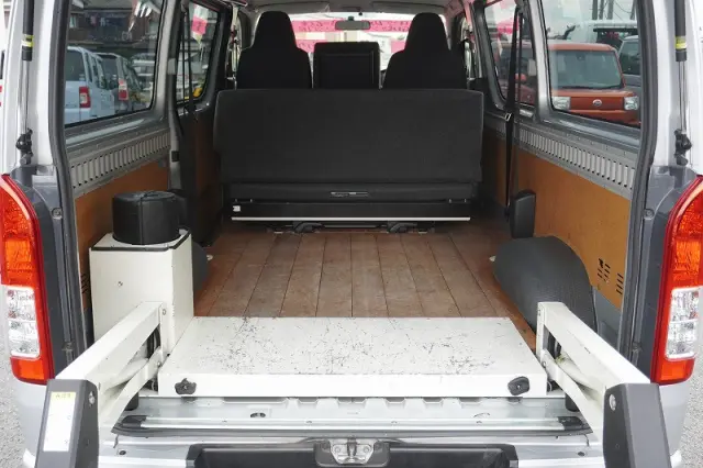 トヨタ ハイエースバン CBF-TRH200V(2WD)の写真16