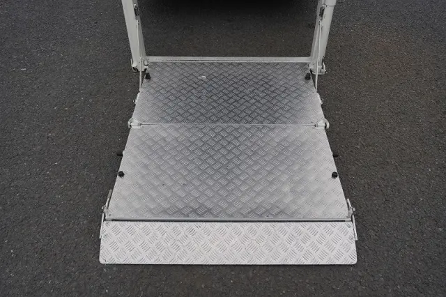 トヨタ ハイエースバン CBF-TRH200V(2WD)の写真19