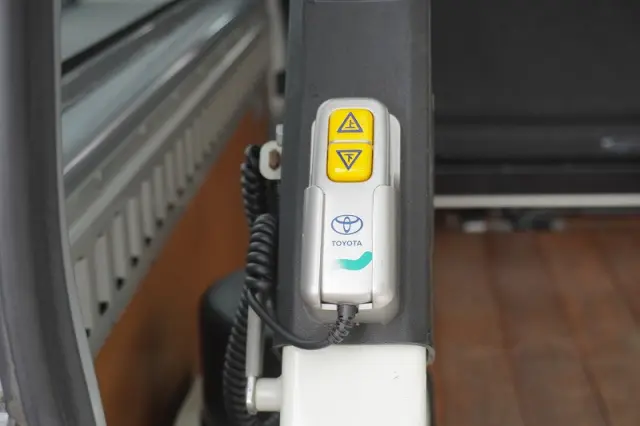 トヨタ ハイエースバン CBF-TRH200V(2WD)の写真21