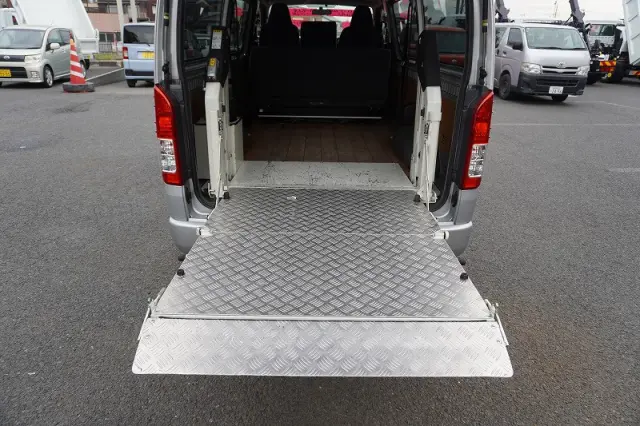 トヨタ ハイエースバン CBF-TRH200V(2WD)の写真22