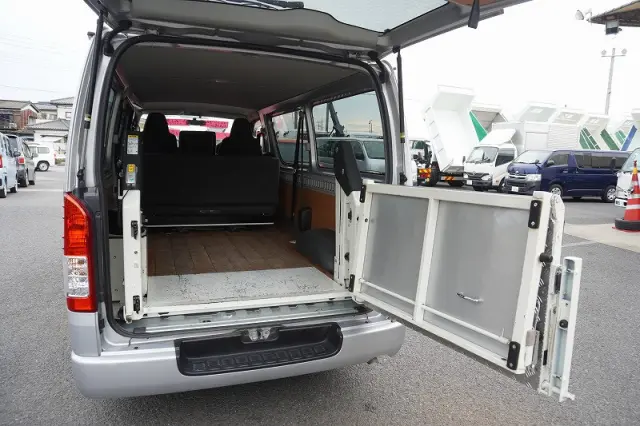 トヨタ ハイエースバン CBF-TRH200V(2WD)の写真23