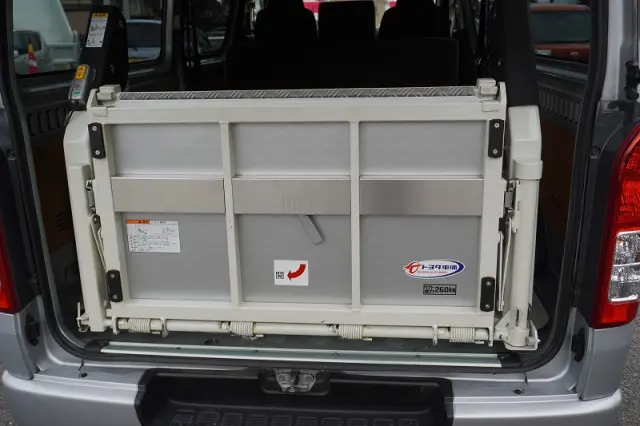 トヨタ ハイエースバン CBF-TRH200V(2WD)の写真24