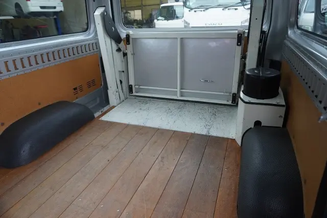 トヨタ ハイエースバン CBF-TRH200V(2WD)の写真25